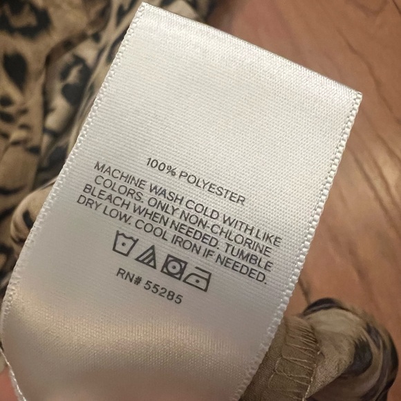 Express Small Women's Shirt Leopard Animal Print 1/4 Button Flowy Tan V-neck - Picture 4 of 8